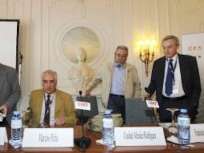 El secretario general de CCOO, Ignacio Fernández Toxo; el presidente del Consejo Económico y Social, Marcos Peña; el secretario general de UGT, Candido Méndez, y el vicepresidente de la CEOE, Javier Ferrer Dufol (izda-dcha).