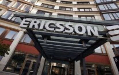 Logotipo de Ericsson en la sede de la compañía en Estocolmo.
