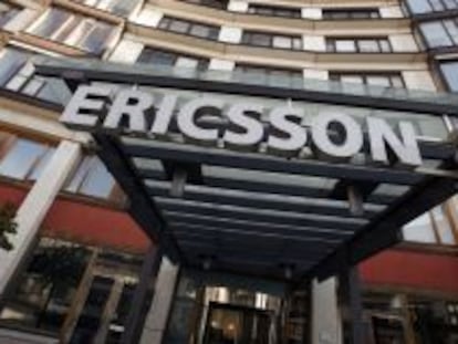Logotipo de Ericsson en la sede de la compa&ntilde;&iacute;a en Estocolmo.