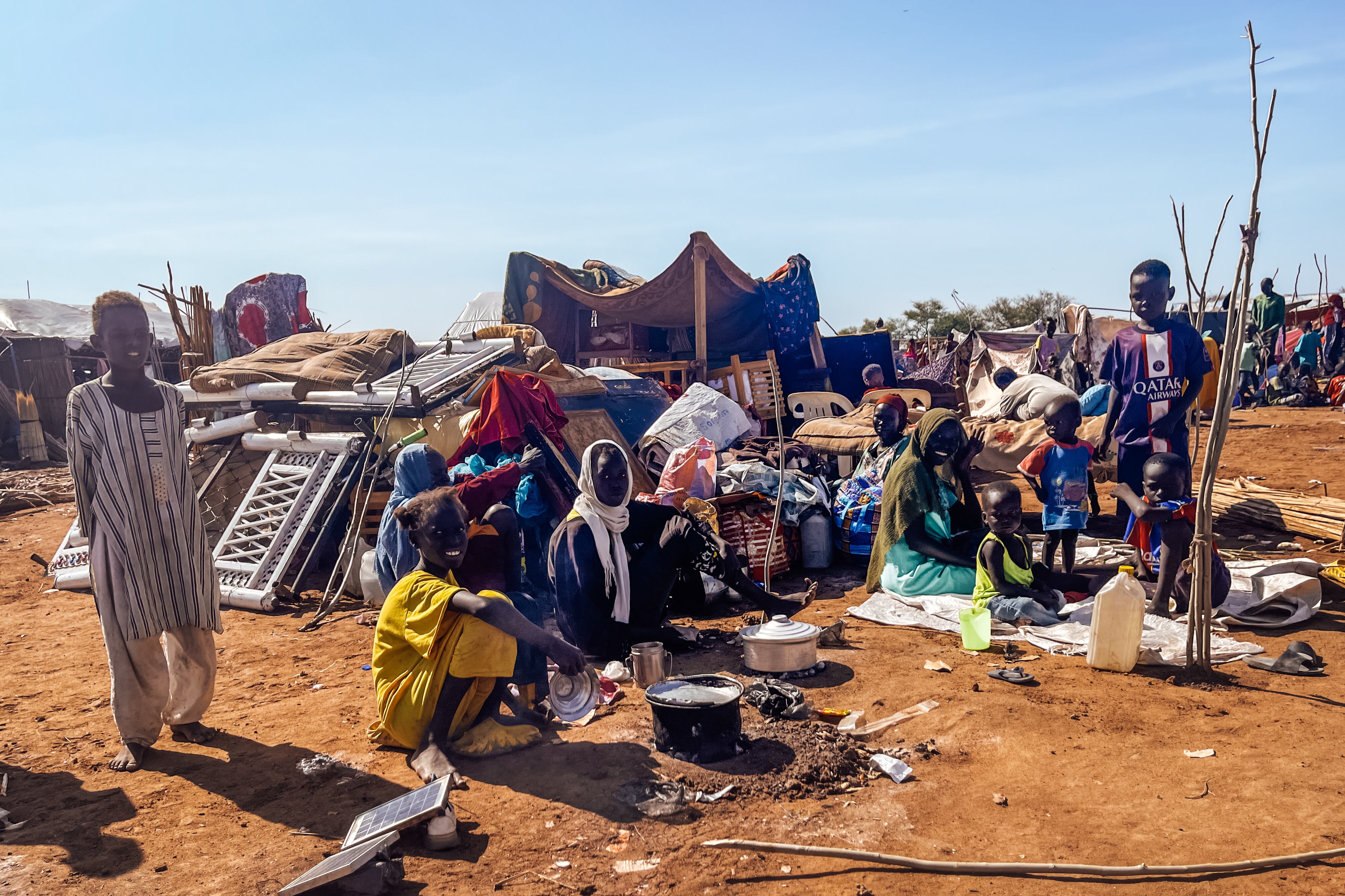 Varios refugiados junto a sus pertenencias, en Joda, Sudán del Sur. A pie o en carros tirados por burros, familias enteras con niños de muy corta edad en la mayoría de los casos cruzaron la frontera. Exhaustos, acalorados, sedientos y famélicos. A veces, heridos de bala, o golpeados. Ellas, a veces violadas.