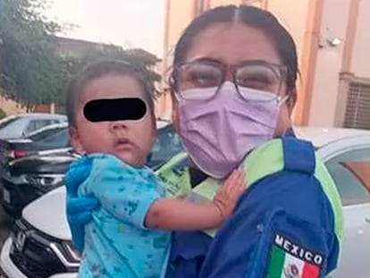 Una empleada del DIF carga al bebé de cinco meses.