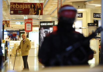 Un cliente camina dentro de un centro comercial de Bilbao, fuertemente vigilado por la policía durante la huelga convocada por los sindicatos nacionalistas.