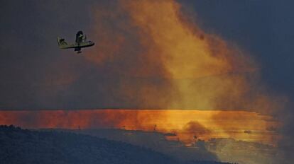 Un avión contra incendios sobrevuela una de las áreas calcinadas en la ciudad costera de Split, Croacia. El fuego ha arrasado unas 5.000 hectáreas de bosques y matas de arbustos.