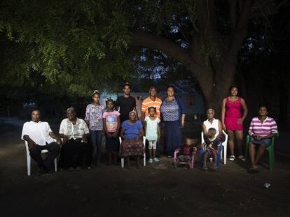 La familia de Diana Céspedes, en la plantación de bananos que posee en Los Tramojos (Azua).