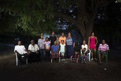 La familia de Diana Céspedes, en la plantación de bananos que posee en Los Tramojos (Azua).