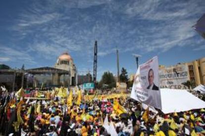 Miles de personas se reúnen hoy, domingo 17 de marzo de 2013, en la capital mexicana para protestar contra una posible privatización de Petróleos Mexicanos (Pemex) en un acto convocado por el Partido de la Revolución Democrática (PRD) en el que participaron los principales líderes de la formación de izquierdas. Al grito de "Pemex no se vende, Pemex se defiende" un total de 60.000 personas, según los organizadores, se reunieron frente al monumento a la Revolución de la capital mexicana para exigir al gobierno de Enrique Peña Nieto que no privatice la empresa estatal, en el día en el que se conmemora el 75 aniversario de la expropiación del petróleo.