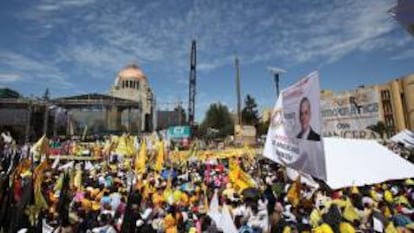 Miles de personas se reúnen hoy, domingo 17 de marzo de 2013, en la capital mexicana para protestar contra una posible privatización de Petróleos Mexicanos (Pemex) en un acto convocado por el Partido de la Revolución Democrática (PRD) en el que participaron los principales líderes de la formación de izquierdas. Al grito de "Pemex no se vende, Pemex se defiende" un total de 60.000 personas, según los organizadores, se reunieron frente al monumento a la Revolución de la capital mexicana para exigir al gobierno de Enrique Peña Nieto que no privatice la empresa estatal, en el día en el que se conmemora el 75 aniversario de la expropiación del petróleo.