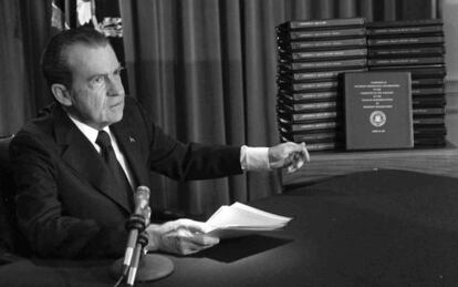 El presidente Nixon se&ntilde;ala las transcripciones de las cintas mientras anuncia su entrega a la justicia. Dimitir&iacute;a cuatro meses despu&eacute;s.