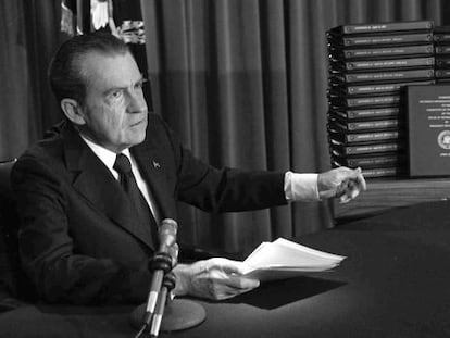 El presidente Nixon se&ntilde;ala las transcripciones de las cintas mientras anuncia su entrega a la justicia. Dimitir&iacute;a cuatro meses despu&eacute;s.