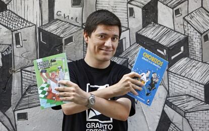 Guillermo Morales muestra los dos primeros lanzamientos de la editorial Grafito.