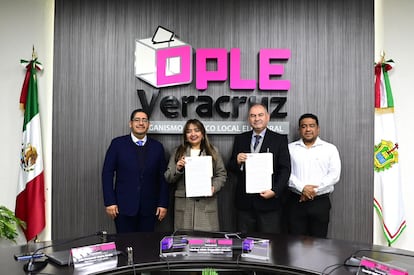 Marisol Delgadillo (centro) en el Organismo Público Local Electoral de Veracruz.