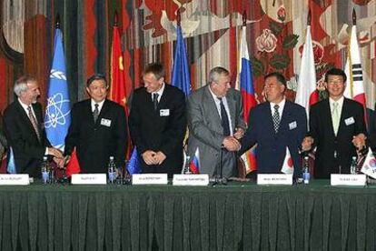 Los representantes del Organismo Internacional para la Energía Atómica, China, la Unión Europea, Rusia, Japón, Corea del Sur y Estados Unidos, tras la firma ayer del acuerdo sobre la sede el ITER en Moscú.