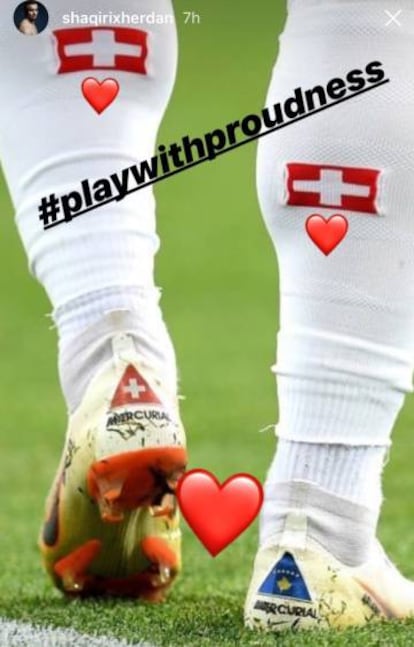 Las botas de Shaqiri con la bandera de Suiza y de Kosovo.