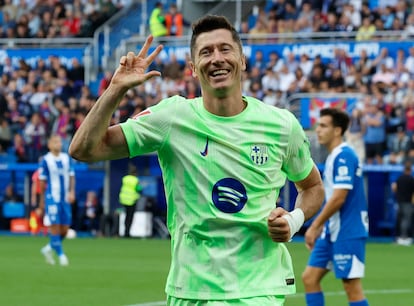 Lewandowski celebra su tercer gol ante el Alavés este domingo.