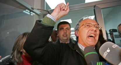 El alcalde de Alhaurín el Grande, Juan Martín Serón, saliendo de los juzgados de Coín en 2007 tras su detención.