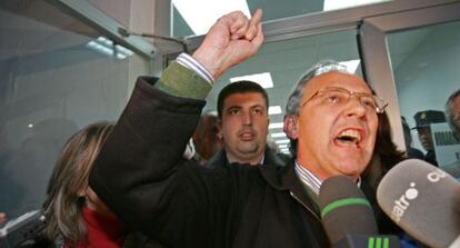 El alcalde de Alhaur&iacute;n el Grande, Juan Mart&iacute;n Ser&oacute;n, saliendo de los juzgados de Co&iacute;n en 2007 tras su detenci&oacute;n.