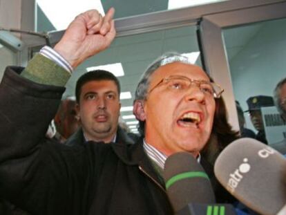 El alcalde de Alhaur&iacute;n el Grande, Juan Mart&iacute;n Ser&oacute;n, saliendo de los juzgados de Co&iacute;n en 2007 tras su detenci&oacute;n.