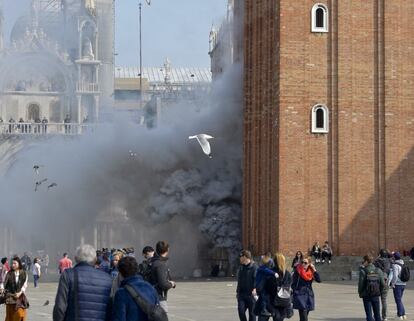 Humo ascendiendo en la Plaza de San Marcos en Venecia, Italia, el pasado viernes.