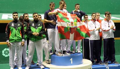 Bixintxo Bilbao muestra una ikurriña en el Mundial de Pelota vasca, en octubre de 2018. 
 