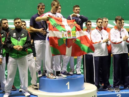 Bixintxo Bilbao muestra una ikurriña en el Mundial de Pelota vasca, en octubre de 2018. 
 