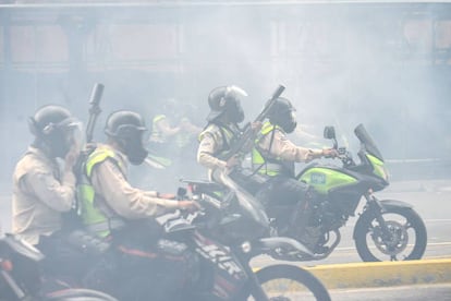 Policías antidisturbios durante una protesta en Caracas contra el régimen de Maduro.