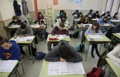 Alumnes de l'Institut Ernest Lluch fent la prova, avui dimarts.