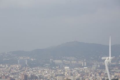 Nube de poluci&oacute;n en Barcelona, desde Montju&iuml;c, el pasado noviembre. 