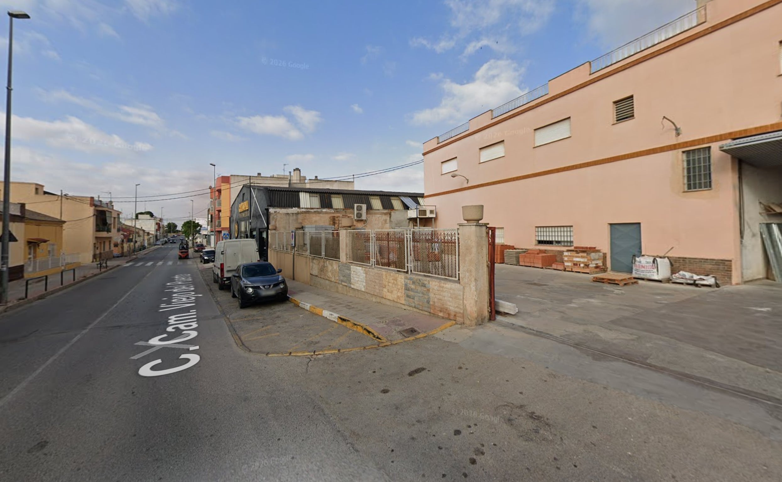 Trouvé le corps d'un homme avec un couteau cloué à la poitrine dans une rue dans la ville Bat de Lorca