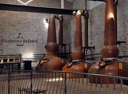 Alambiques en la destilería Woodford Reserve en Versailles (Kentucky).