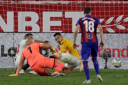 Ocampos hace la parada ante el remate de Dmitrovic que le dio el triunfo al Sevilla.