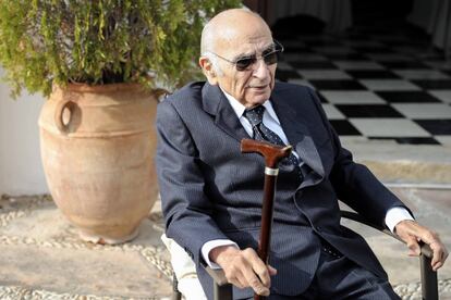 El poeta Francisco Brines (1932, Oliva, Valencia) fue galardonado este lunes con el 46º Premio Cervantes 2020, el máximo reconocimiento de las letras en español, según ha anunció el ministro de Cultura y Deportes, José Manuel Rodríguez Uribes. El galardón está dotado con 125.000 euros. Brines está considerado como el último representante de la generación de los 50 y uno de los más grandes creadores de la literatura española de la segunda mitad del siglo XX. El jurado afirma que es un maestro de la poesía española. Es autor de 'El otoño de las rosas', con el que ganó el Premio Nacional de Poesía en 1986, 'La última costa', 'Las brasas', 'Yo descanso en la luz' o 'Amada vida mía'.