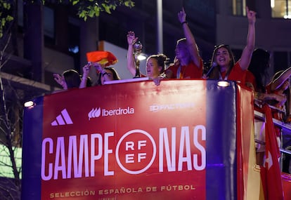 El autobús de La Roja se abre paso por la Gran Vía de Madrid.