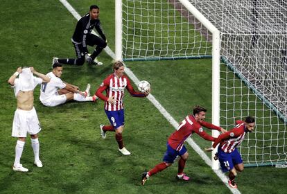 Jugadores del Real Madrid y del Atlético tras el gol de Carrasco