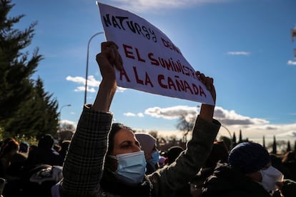 Una mujer sostiene una pancarta durante la protesta de familias afectadas por el corte de luz en la Cañada Real frente a la sede de Naturgy,este lunes en Madrid.