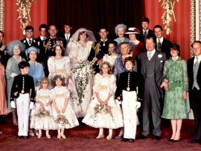 La familia real brit&aacute;nica al completo en la boda de Diana en 1981. 