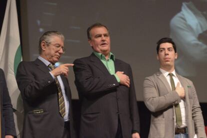 De izquierda a derecha, Umberto Bossi, líder de la Liga Norte; Roberto Calderoli, del Parlamento de Padania, y Renzo Bossi, en Vicenza.