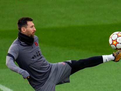 Messi controla el balón durante el entrenamiento del martes en el Santiago Bernabéu.