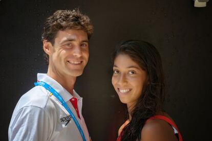 El seleccionador de waterpolo femenino, Miki Oca, y la nadadora Matilde Ortiz. 