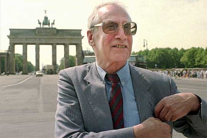 Markus Wolf posa frente a la Puerta de Brandeburgo de Berlín.