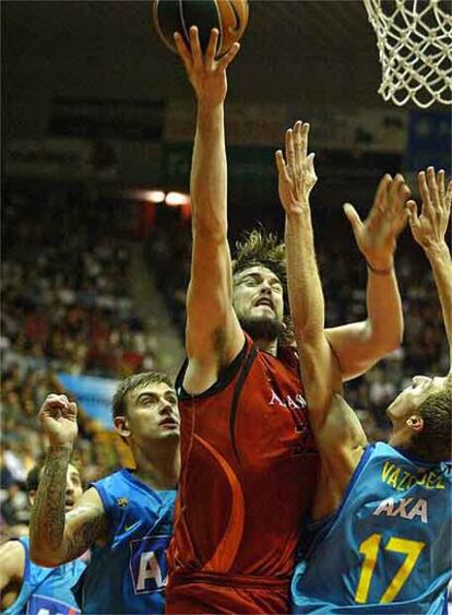 Marc Gasol intenta anotar ante el AXA Barcelona