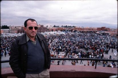 Juan Goytisolo en la terraza del Caf&eacute; de France, en la plaza de Xema&aacute;-el-Fn&aacute;, en Marraquech, en 1985.