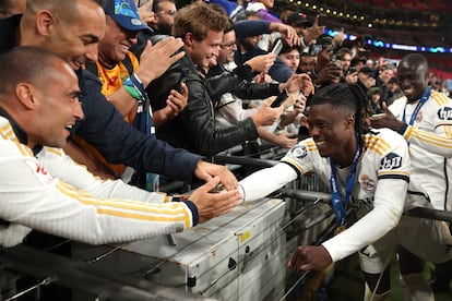Camavinga celebra con los aficionados del Real Madrid que han presenciado el encuentro en Wembley.