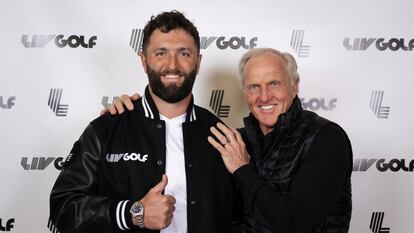 El golfista español Jon Rahm posa junto al CEO de LIV Golf, Greg Norman.