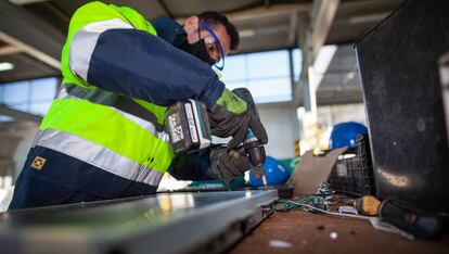 Un operario trabajando en Recycling4all.