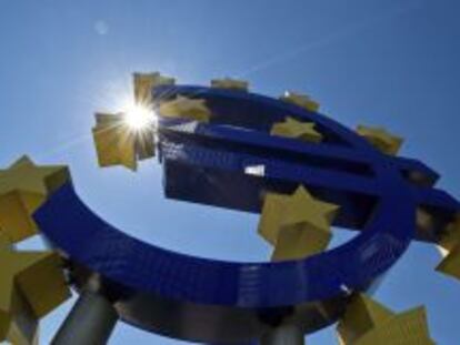 Vista de un s&iacute;mbolo del euro a las puertas del Banco Central Europeo (BCE), en Fr&aacute;ncfort (Alemania). EFE/Archivo