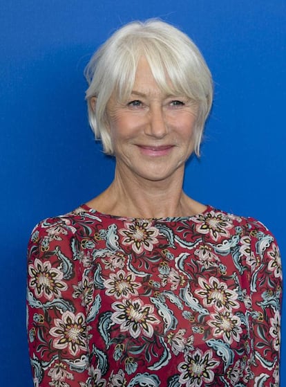 <p>Hace 40 años, la actriz Helen Mirren dio una lección de elegancia y feminismo con la respuesta que le lanzó a un presentador en su primera entrevista de televisión en 1975. La actriz, que había alcanzado cierto éxito en Reino Unido, pero aún no gozaba de la fama mundial, pensaba que iba a charlar con Michael Parkinson sobre su ascendente carrera. </p> <br> <p> <p>Para empezar, el presentador del ‘talk show’ ‘Parkinson’ la presentó como “una reina del sexo”. “¿No crees que lo que podríamos llamar tu equipamiento impide que puedas ser considerada como una actriz seria?”, le preguntó a la intérprete. Mirren, algo incrédula, le interrumpió: “Me gustaría que explicaras con detalle qué es para ti mi equipamiento”. “A tus atributos físicos”, le contestó Parkinson. “¿Mis dedos?”, bromeó ella antes de ponerse seria. “¿Acaso crees que las actrices serias no pueden tener pechos grandes?”. Quizá la intérprete se esperaba una disculpa en ese momento, pero nada más lejos de la realidad. “Creo que pueden distraer al espectador de tu actuación, si entiendes lo que quiero decir”, contestó el presentador. “Pues no, no creo que eso sea verdad necesariamente. Me refiero a que tu actuación tiene que ser muy pobre si la gente se fija más en el tamaño de tus pechos que en otra cosa. Me gustaría creer que la interpretación, la obra y la relación entre los actores que están en escena y el público que está viéndolos importan más que estas preguntas aburridas”, fue la genial y tajante respuesta final de Helen Mirren. </p> <br> <p> <p>El programa de Michael Parkinson ha estado tres décadas en antena, y la actriz, ya convertida en la dama del cine británico, volvió a ser entrevistada por él en 2006 con motivo de su participación en la película ‘La reina’. Quizá como provocación, el presentador volvió a sacar el tema del tamaño de sus pechos. “Me alegro de que menciones eso, Michael. ¿No puedes resistirte, verdad? Este fue el problema la primera vez que me entrevistaste. Y ahora estamos aquí cerrando el círculo. Te odié, me pareciste un sexista”, le espetó Helen Mirren a quien al ser preguntada por ese episodio ha calificado de “viejo verde sexista”. </p> <br> <p>