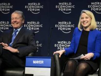 El consejero delegado de Cisco Systems, John Chambers (i), y la consejera delegada de Yahoo, Marissa Mayer, participan en el Foro Económico Mundial celebrado en Davos (Suiza) hoy.