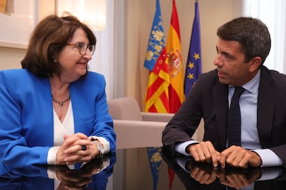 El presidente de la Generalitat, Carlos Mazón, durante la reunión con la rectora de la Universidad de Alicante, Amparo Navarro, este lunes.