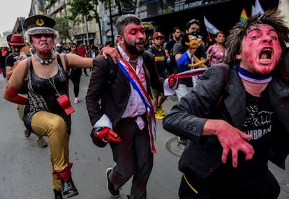 Manifestantes disfrazados participan en la protesta en Santiago de Chile.