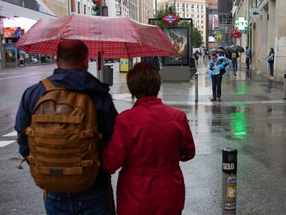 Dos personas con paraguas, este miércoles en el centro de Madrid.